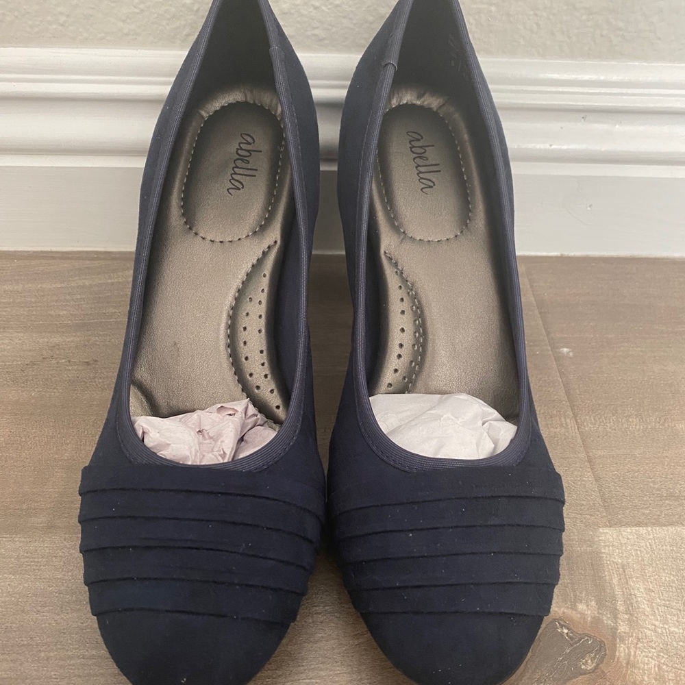 COPY - A Bella brand women’s navy pumps in a size 9!